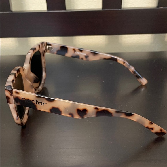 Tortoise Shell Sunglasses Set - Picture 6 of 10
